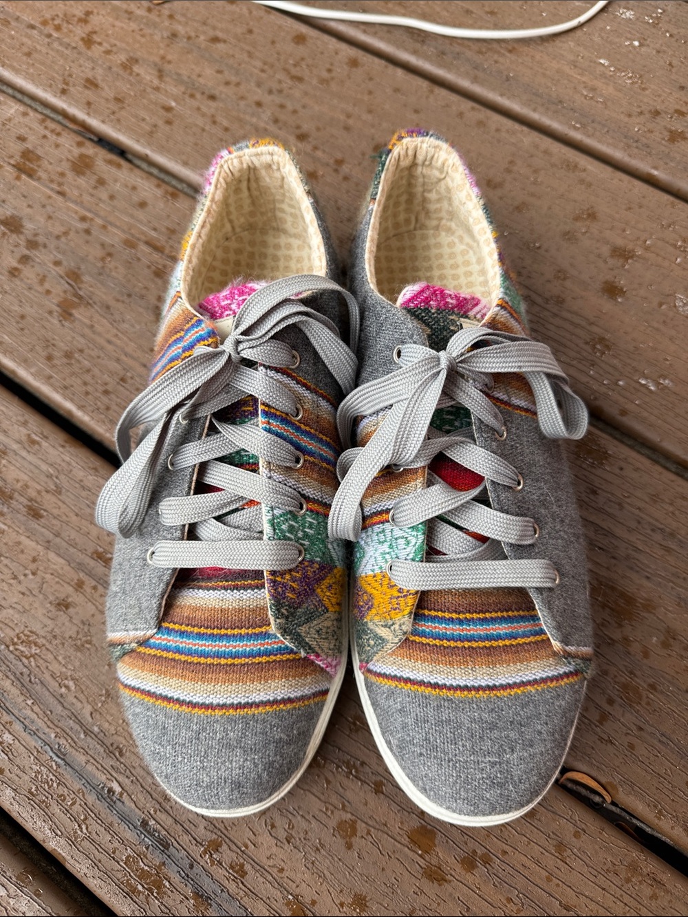 inkkas Gray Sneakers with Multicolor Woven Accents